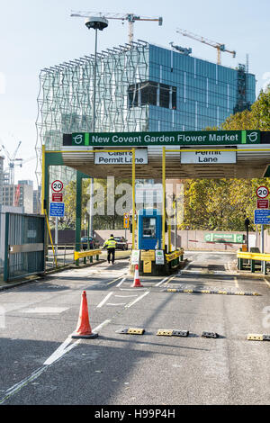 Der neue US-Botschaft von Covent Garden Blumenmarkt am Nine Elms in London kurz vor der Fertigstellung. Stockfoto