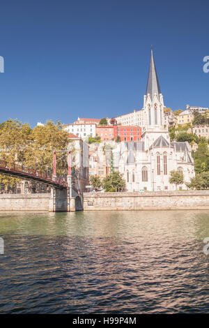 Eglise und Passerelle Saint George in Vieux Lyon. Stockfoto