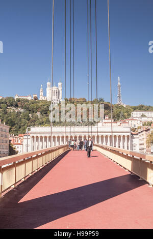 Passerelle du Palais de Justice. Das Palais de Gerechtigkeit im Hintergrund zusammen mit Notre Dame de Fourvière gesehen werden kann. Stockfoto