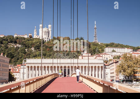 Passerelle du Palais de Justice. Das Palais de Gerechtigkeit im Hintergrund zusammen mit Notre Dame de Fourvière gesehen werden kann. Stockfoto