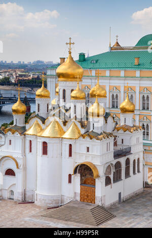 Luftaufnahme der facettierten Kammer und der Verkündigung-Kathedrale im Moskauer Kreml, Russland Stockfoto