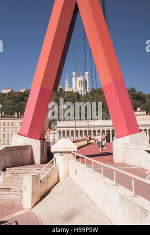 Passerelle du Palais de Justice. Das Palais de Gerechtigkeit im Hintergrund zusammen mit Notre Dame de Fourvière gesehen werden kann. Stockfoto