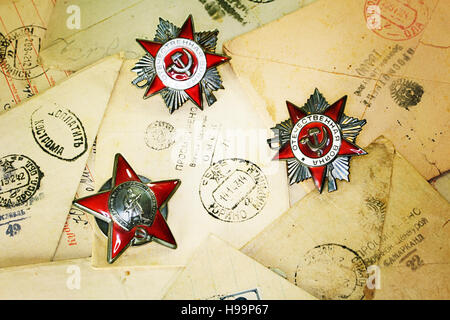Medaillen von WW2 auf den Buchstaben der Kriegszeit mit dem Stempel "Zensur sah", USSR 1941-1945 Stockfoto