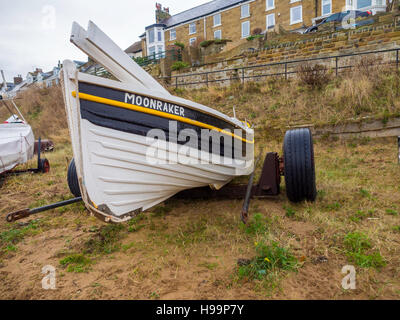 Elegant lackierten Fischerboot MOONRAKER geparkt am Strand von Marske durch Meer Cleveland North Yorkshire UK Stockfoto