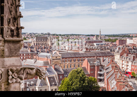 Ein Wasserspeier wacht über der Stadt Amiens von Amiens Kathedrale Notre-Dame. Es wurde 1981 zum UNESCO-Weltkulturerbe erklärt. Stockfoto