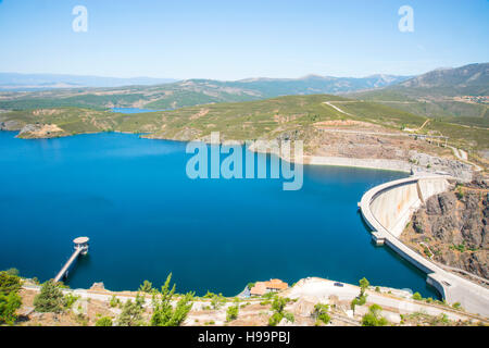 Panoramablick auf den Stausee. El Atazar, Provinz Madrid, Spanien. Stockfoto