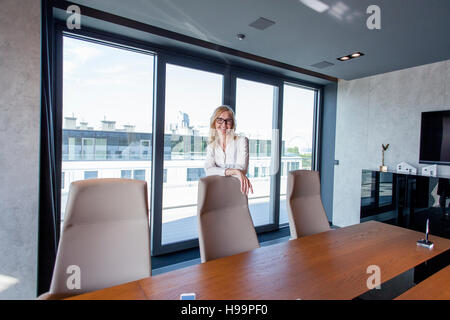 Geschäftsfrau im Sitzungsraum gelehnt Bürostuhl Stockfoto
