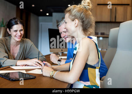 Geschäftsleute, die mit einem Treffen Stockfoto