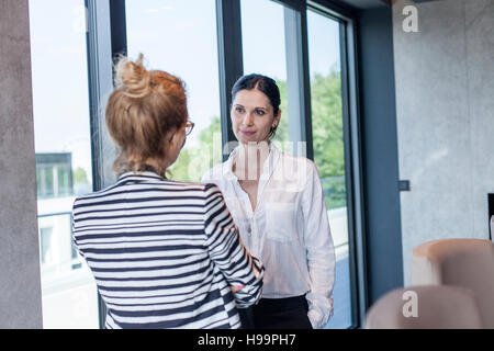 Zwei Unternehmerinnen im Gespräch im Büro Stockfoto