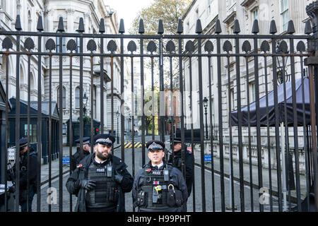 Bewaffneten Metropolitan Police bietet stehen vor den Toren der 10 Downing Street in London, England, UK Stockfoto