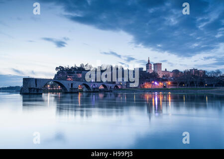 Pont Saint-Benezet und der Palais des Papes in Avignon, Frankreich. Stockfoto