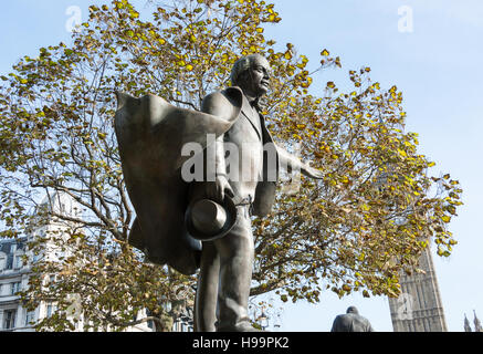 Bronzestatue von David Lloyd George (1863-1945) auf dem Parliament Square, London, Großbritannien Stockfoto