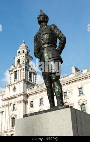 Statue von General Smuts, Jacob Epstein, außerhalb der Häuser des Parlaments in Parliament Square, London, England, UK Stockfoto