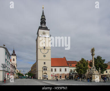 TRNAVA, Slowakei - 24. September 2013: Lokale und Besucher flanieren die Trojicne Platz, in der Nähe der Stadt Turm, In Trnava, Slowakei Stockfoto