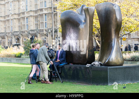 Sky News politischer Redakteur Faisal Islam Erstattung einer Anzeige außerhalb der Houses of Parliament in London, Großbritannien Stockfoto