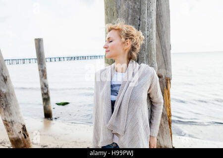 Porträt Frau mit blonden Haaren am Strand Stockfoto