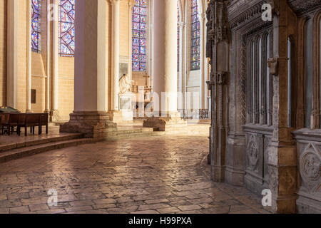 Das Innere der Kathedrale von Chartres. Stockfoto