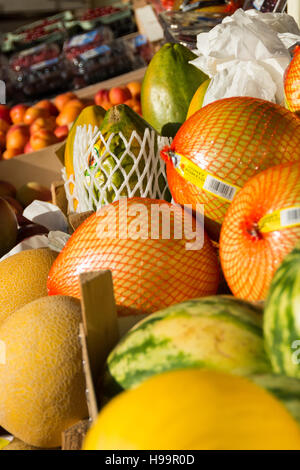 Melonen vor ein Obst-und Gemüsehändler Shop in London Stockfoto