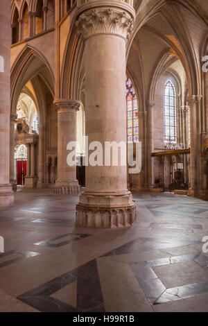 Gotische Säulen in der Kathedrale von Le Mans, Frankreich. Stockfoto