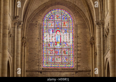 Eine schöne Glasfenster über das Kirchenschiff in der Kathedrale von Le Mans. Stockfoto