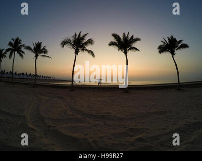 Yoga zu praktizieren am Ozeanstrand in Salalah Oman 3 Mann Stockfoto