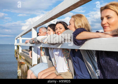 Gruppe von Freunden auf Steg Stockfoto