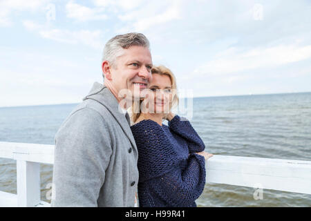 Porträt des glücklichen Paares am Wasser Stockfoto