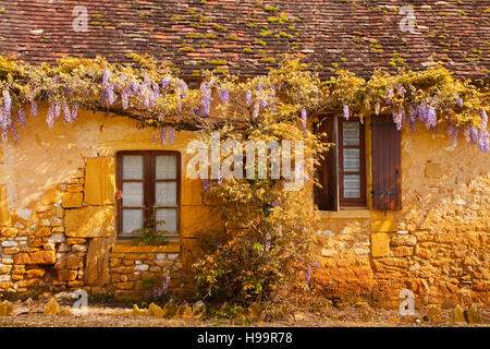 Ein typisches Landhaus aus Stein in der Dordogne Frankreich. Stockfoto