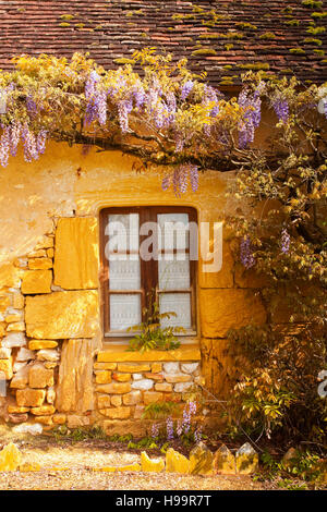 Ein typisches Landhaus aus Stein in der Dordogne Frankreich. Stockfoto