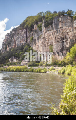 Das Dorf von La Roque Gageac am Ufer des Flusses Dordogne. Stockfoto