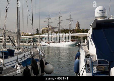 Norwegischen Windjammer Christian Radich im Hafen von Malaga, Andalusien, Spanien festgemacht. Stockfoto