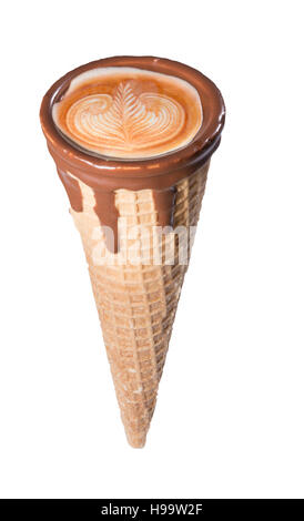 Kaffee im Waffelhörnchen in Schokolade getaucht, mit Zeichnungen in Cappuccino / Latte Milchschaum, Latte Art, isoliert Stockfoto