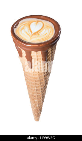 Kaffee im Waffelhörnchen in Schokolade getaucht, mit Zeichnungen in Cappuccino / Latte Milchschaum, Latte Art, isoliert Stockfoto