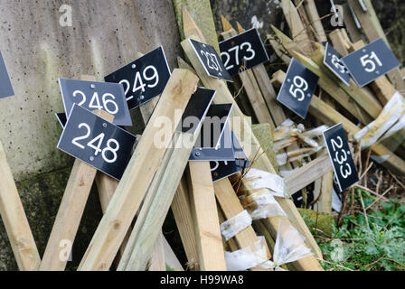 Holzpfähle mit nummerierten Schilder um Gräber auf dem Friedhof zu identifizieren. Stockfoto