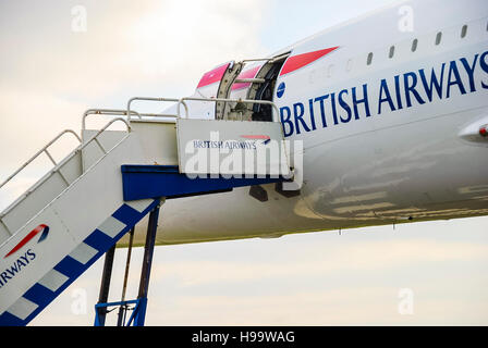 Stufen hinauf auf British Airways Concorde-Flugzeug. Stockfoto