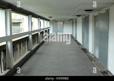 Decks oder "Straßen im Himmel" in einem unbewohnten Flanke der Park Hill Wohnsiedlung, Sheffield, die für eine Sanierung festgelegt ist Stockfoto