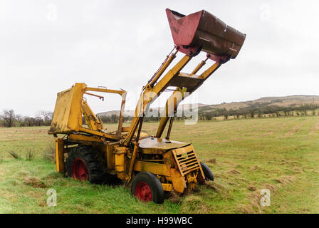 Ein gelber Bagger JCB rostet in einem ländlichen Gebiet. Stockfoto