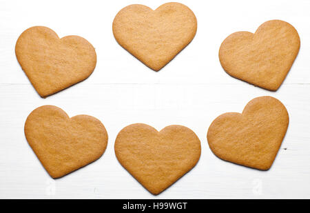 Herzförmige Pfefferkuchen (verstreute Gruppe). Stockfoto