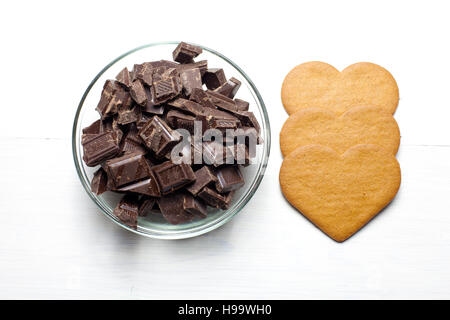Schokolade Brocken in einer Schüssel mit Herz geformt Lebkuchen. Stockfoto