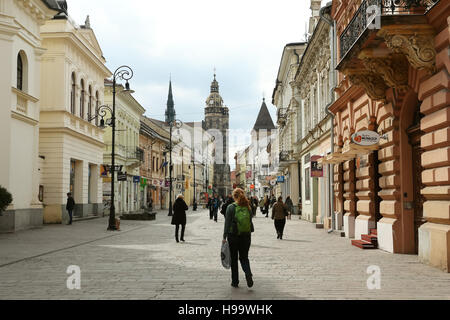 KOSICE, Slowakei - 30. März 2016: Blick auf die Hauptstraße mit Kirche Stadt Kosice, Slowakei. Stockfoto