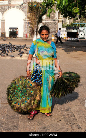 Diese glückliche Dame verkaufte Pfau Feder Fans in Mumbai, Indien. Stockfoto