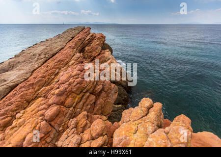 Felsige Küste in der Nähe von Athen, Ägäis, Griechenland. Stockfoto