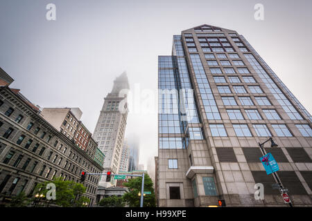 Moderne Gebäude und das Custom House Tower in Boston, Massachusetts. Stockfoto