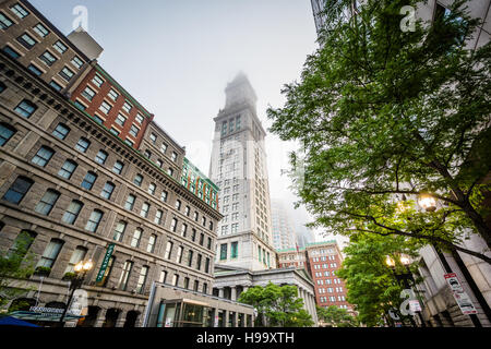 Das Custom House Tower im Nebel, in Boston, Massachusetts. Stockfoto