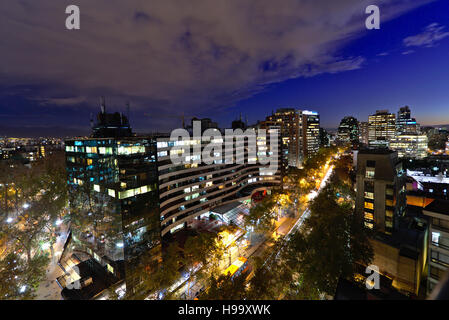 Santiago, Chile-Gebäude und Straßen, die von der Spitze eines Wolkenkratzers in der Dämmerung mit blauem Himmel gesehen. Stockfoto