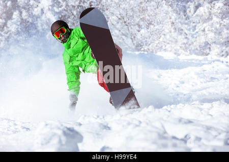 Aktive Snowboarder Fahrten im powder Stockfoto