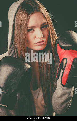 Ausübung der Kampf vorbereiten. Sportlichkeit und starken Körper. Junge Frau tragen Sportswear Boxen mit Gegner. Sport und Fitness gesunde Lebensweise. Stockfoto