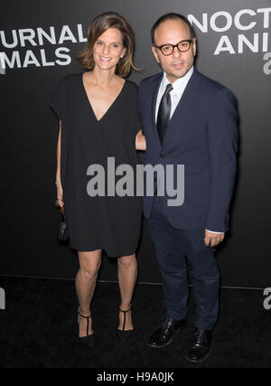 New York City, USA - 17. November 2016: Producer Robert Salerno (R) und Gäste besuchen die 'Nachttiere' New Yorker premiere Stockfoto