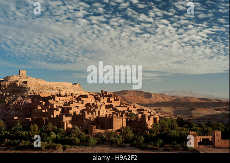 Ait Benhaddou, Marokko: die Festungsstadt oder Ksar, Weltkulturerbe, leuchtet bei Sonnenaufgang in ariden Atlasgebirge Marokkos. Stockfoto