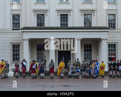 Scots Guards geprüft bevor Sie gehen auf Urlaub in Spaß schottische Kleidung Stockfoto